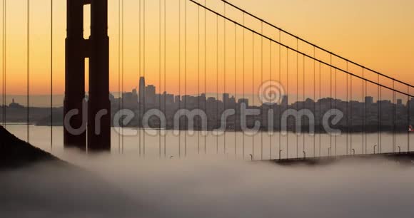 金门大桥壮观日出低雾视频的预览图