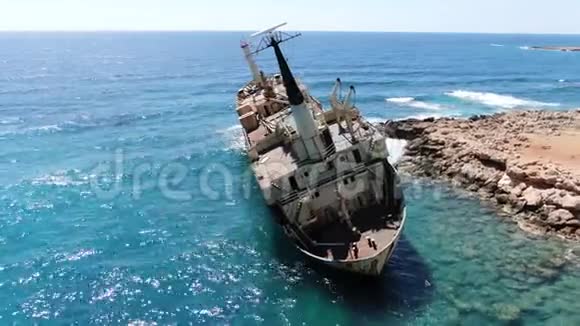 上面的视频海上海岸鸟瞰图带着破船飞越海岸线地中海和海岸视频的预览图