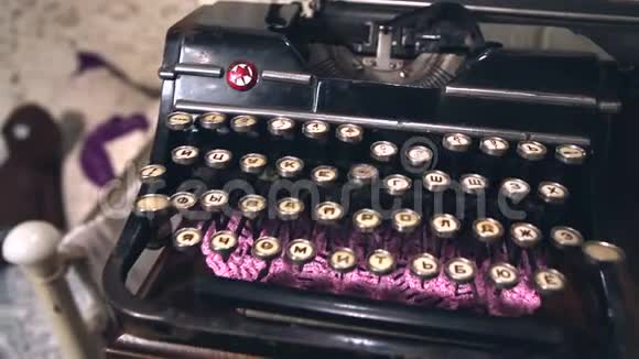 旧房间里的老式打字机复古的内饰老式的视频的预览图
