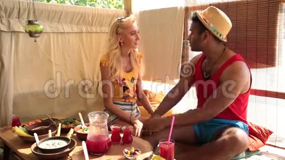 可爱的一对正在度假的情侣在午餐时聊天视频的预览图