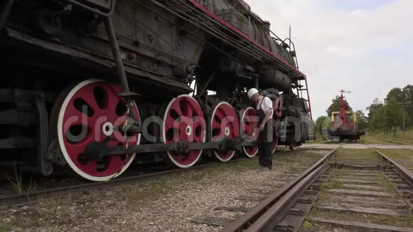 铁路雇员在铁路机车附近行走视频的预览图