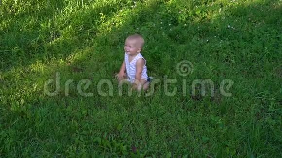 小宝宝坐在草地上视频的预览图