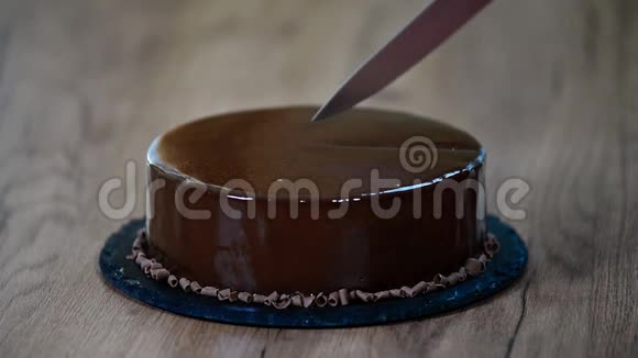 上釉巧克力慕斯蛋糕特写用刀切一块巧克力蛋糕视频的预览图