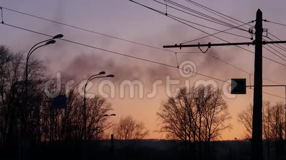 城市夕阳背景下工厂管道中的黑烟空气污染概念视频的预览图