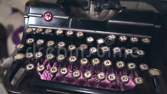旧房间里的老式打字机复古的内饰老式的视频的预览图