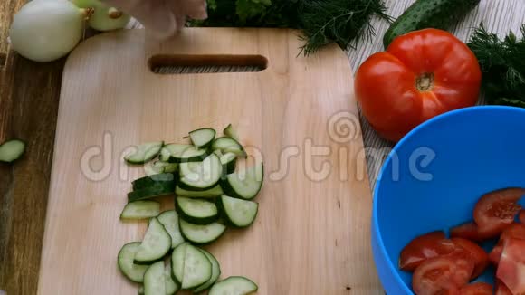 自制素食健康食品用手切多汁的黄瓜做蔬菜色拉视频的预览图