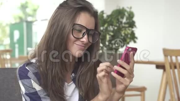 女人看智能手机上的照片视频的预览图