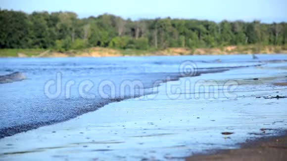 风在河流湖泊上驱波在沙滩上驱波视频的预览图