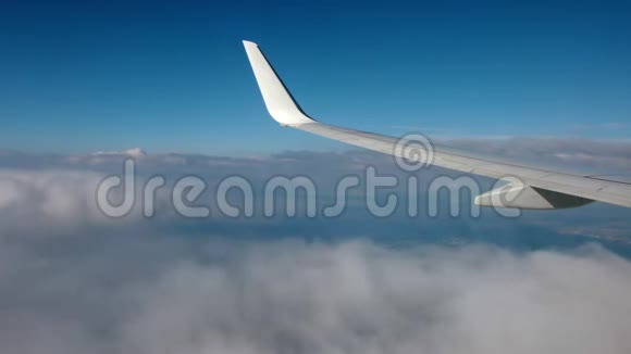 飞机飞行透过机翼和涡轮的飞机的窗户观看视频的预览图