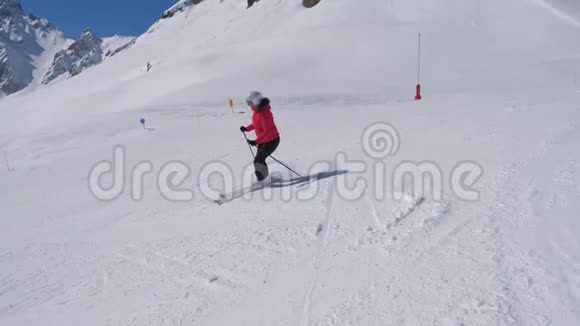 冬季运动女子滑雪滑下山坡滑雪场视频的预览图