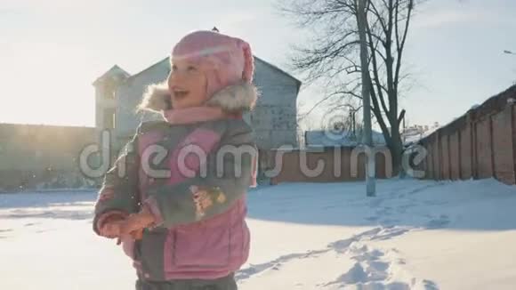 小漂亮的女孩站在雪地里笑视频的预览图