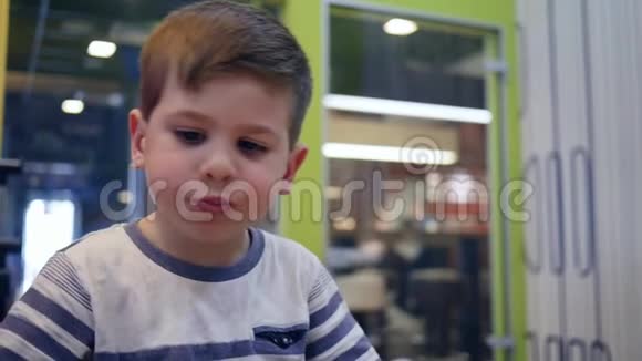 儿童咖啡厅为美丽的孩子提供有害食物餐厅为儿子提供快餐学校小吃可爱的饥饿男孩视频的预览图