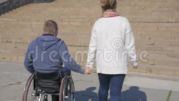 坐轮椅和女朋友去公园散步视频的预览图