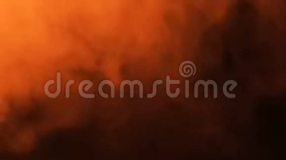 红烟笼罩着黑工作室的背景视频的预览图