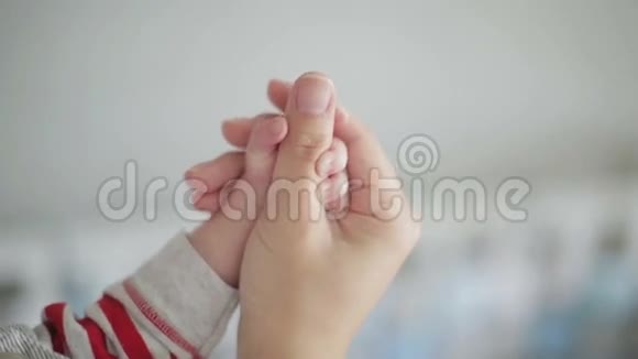 抱着成人拇指的婴儿视频的预览图
