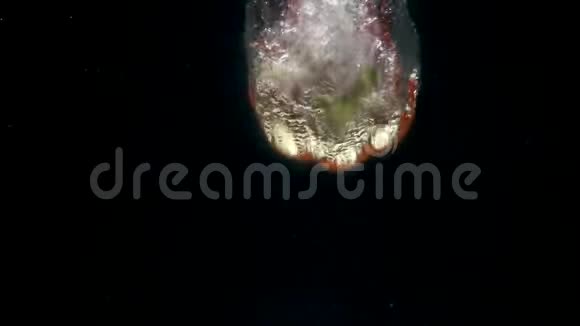 黑色背景下的水中红辣椒的足迹视频的预览图