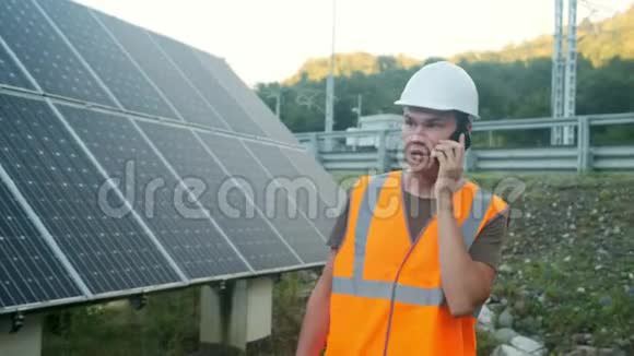 太阳能光伏板遥控工程师执行系统监测的常规动作视频的预览图