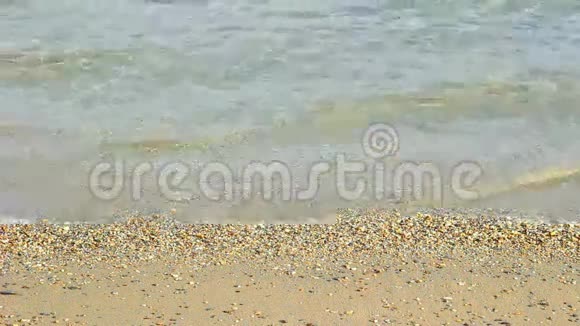 海滩上的波浪视频的预览图