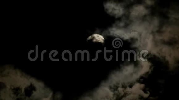 月亮升起时间流逝和快速移动的云视频的预览图