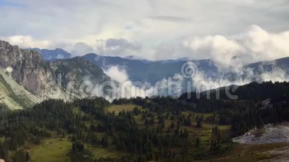 山谷中翻滚云层的时空视频的预览图