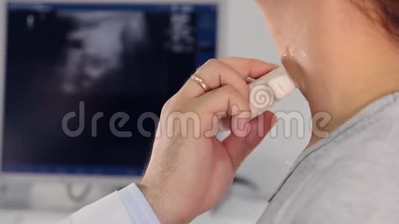 医生用超声波设备检查病人颈部视频的预览图