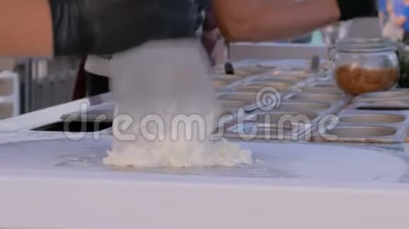 准备手工炒制的天然冰淇淋视频的预览图