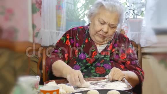 一个家庭食谱奶奶手揉面包视频的预览图