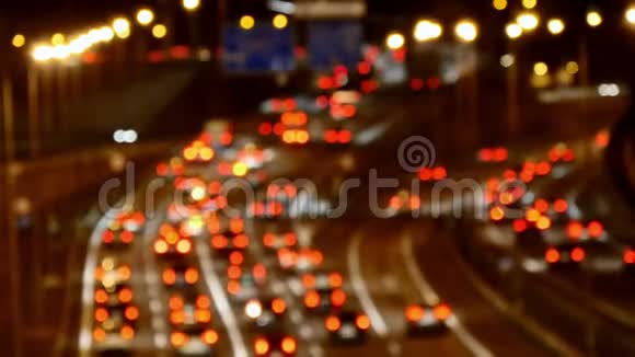 高速公路车辆夜间在多车道高速公路行驶视频的预览图