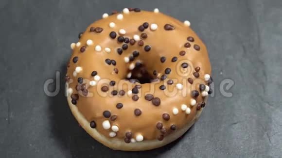 甜甜圈在黑暗的背景下旋转传统的美国甜味视频的预览图