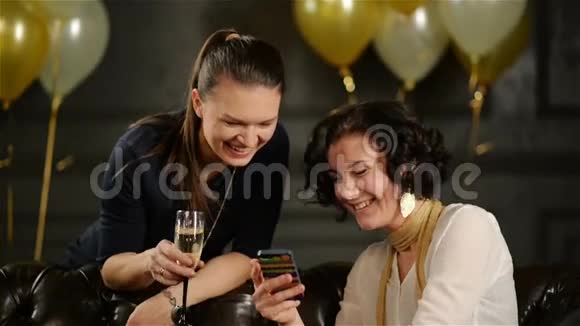 两个女朋友在聚会上的特写肖像有着短卷发的女人在她身上展示了一些东西视频的预览图