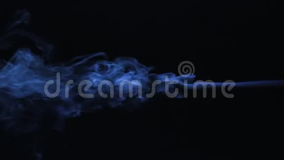 美丽的蓝色烟雾从右向左涌来视频的预览图