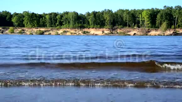 风在河流湖泊上驱波在沙滩上驱波视频的预览图
