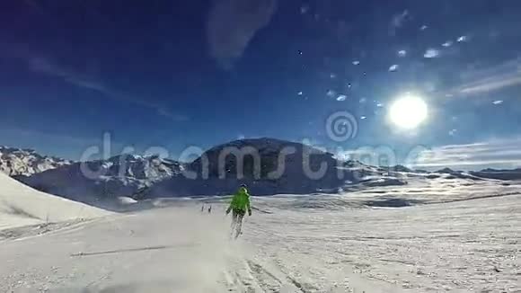 年轻女子在晴天滑雪视频的预览图