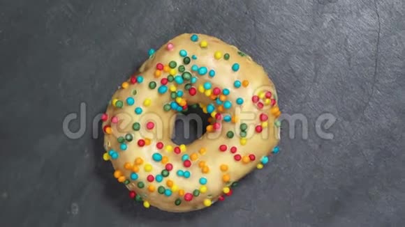 甜甜圈在黑暗的背景下旋转传统的美国甜味视频的预览图
