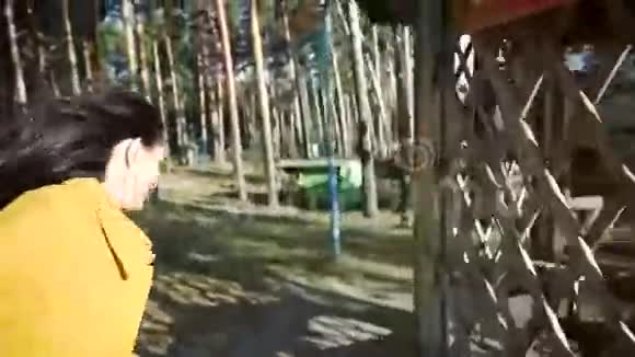 一对在公园逃跑的夫妇男人和女人穿过树林慢动作视频的预览图