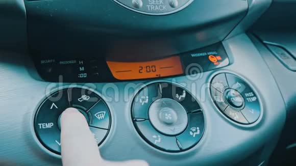 手动调节汽车内部温度视频的预览图