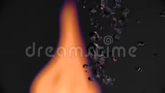 在水中映衬着火热的火焰火在水中视频的预览图