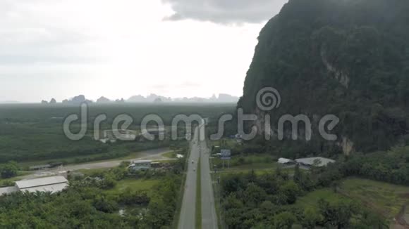 泰国亚洲山区与热带森林之间的高速公路视频的预览图