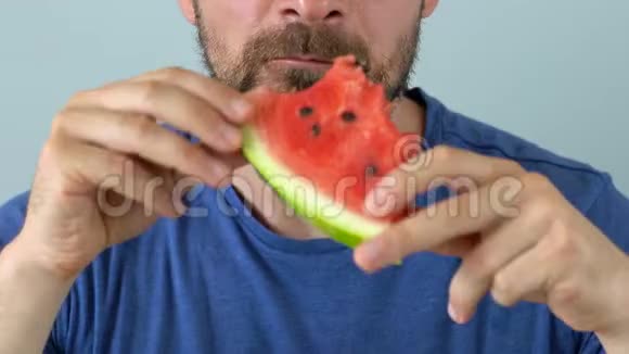 长胡子的人吃一个多汁的西瓜视频的预览图