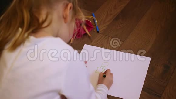 小女孩在地板上画画视频的预览图