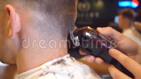 男理发师在理发店用剪刀剪男客户的脖子口渴的过程慢动作关闭视频的预览图
