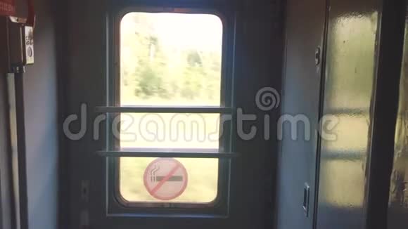 八角前庭铁路视野从窗口移动森林室内窗口林道交通火车旅行视频的预览图