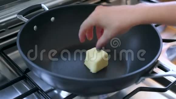 炒锅加热熔黄油视频的预览图
