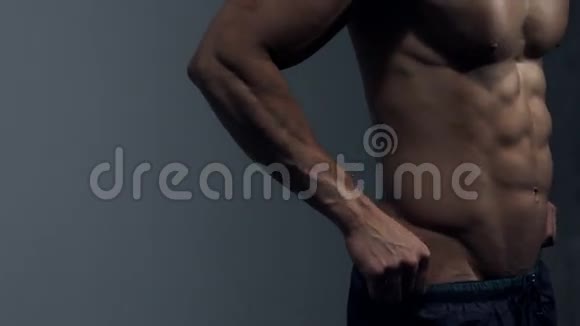 健身模特腹部的孤立镜头视频的预览图