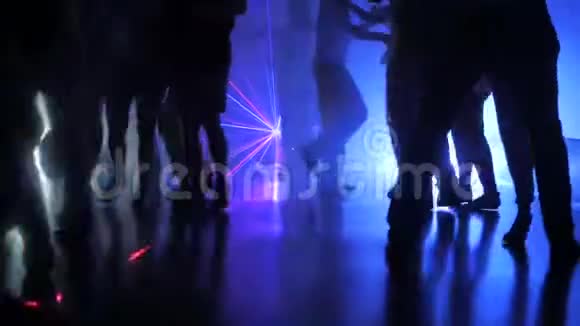 拉丁萨尔萨派对上跳舞的人们腿的剪影带有多种颜色的彩虹灯视频的预览图