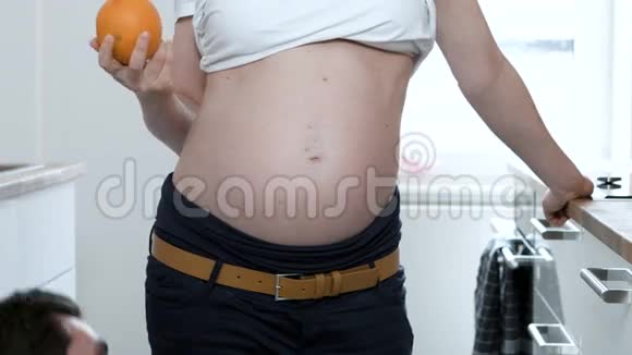 男人跪在孕妇旁边她的肚子视频的预览图
