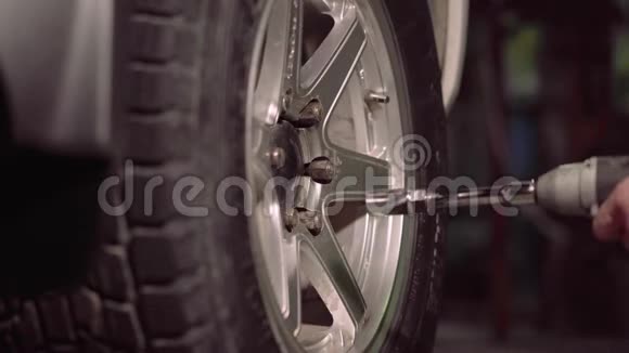一名汽车修理工用压缩空气充气轮胎并检查驱动safety4k30fps的压力视频的预览图