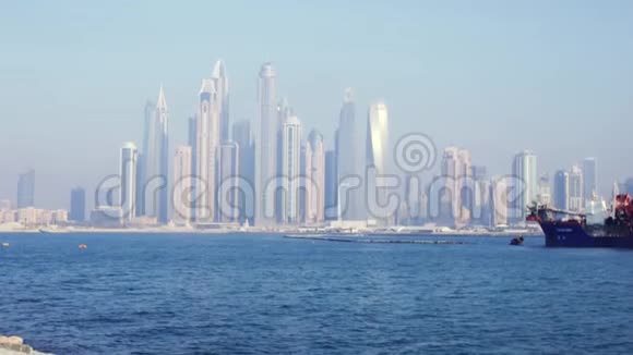 迪拜的货船景观库存迪拜附近水域的油轮水运输概念视频的预览图