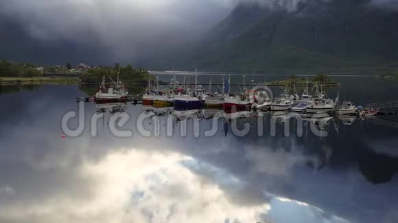 停泊的船只和环绕群山旋转的云团逐渐消失视频的预览图