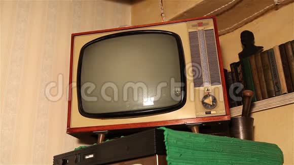 旧电视复古电视在旧的内部老式电视屏幕上真实的静态画面视频的预览图